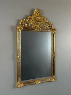 Miroir en bois sculpté et doré de style Louis XV, XXe siècle