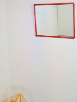 Miroir en cadre rouge postmoderne italien, années 1980