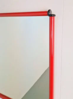 Miroir en cadre rouge postmoderne italien, années 1980