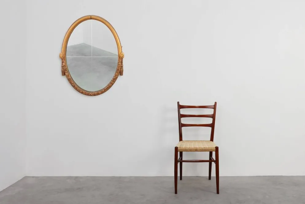 Miroir en chêne doré ovale français sculpté art déco, vers 1925