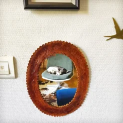 Miroir en cuir repoussé, Sri Lanka, 1960s