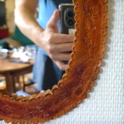 Miroir en cuir repoussé, Sri Lanka, 1960s
