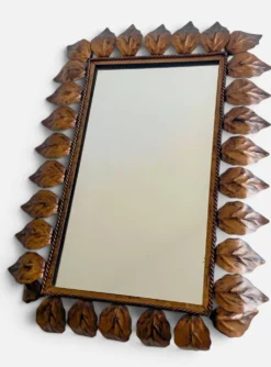 Miroir en fer forgé espagnol de style mi-siècle avec cadre en feuillage, vers les années 1950.