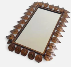 Miroir en fer forgé espagnol de style mi-siècle avec cadre en feuillage, vers les années 1950.