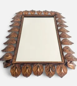 Miroir en fer forgé espagnol de style mi-siècle avec cadre en feuillage, vers les années 1950.