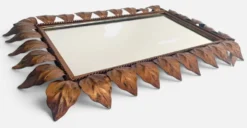 Miroir en fer forgé espagnol de style mi-siècle avec cadre en feuillage, vers les années 1950.