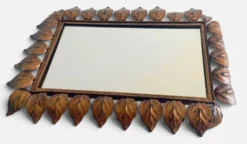 Miroir en fer forgé espagnol de style mi-siècle avec cadre en feuillage, vers les années 1950.