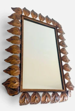 Miroir en fer forgé espagnol de style mi-siècle avec cadre en feuillage, vers les années 1950.