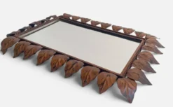 Miroir en fer forgé espagnol de style mi-siècle avec cadre en feuillage, vers les années 1950.