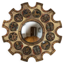 Miroir en forme de soleil du zodiaque espagnol avec cadre en bois doré sculpté rouge, Arnolfini, années 1950.