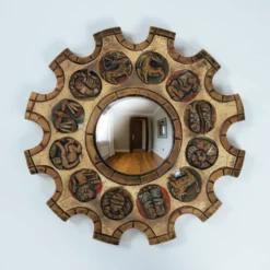 Miroir en forme de soleil du zodiaque espagnol avec cadre en bois doré sculpté rouge, Arnolfini, années 1950.