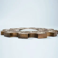 Miroir en forme de soleil du zodiaque espagnol avec cadre en bois doré sculpté rouge, Arnolfini, années 1950.