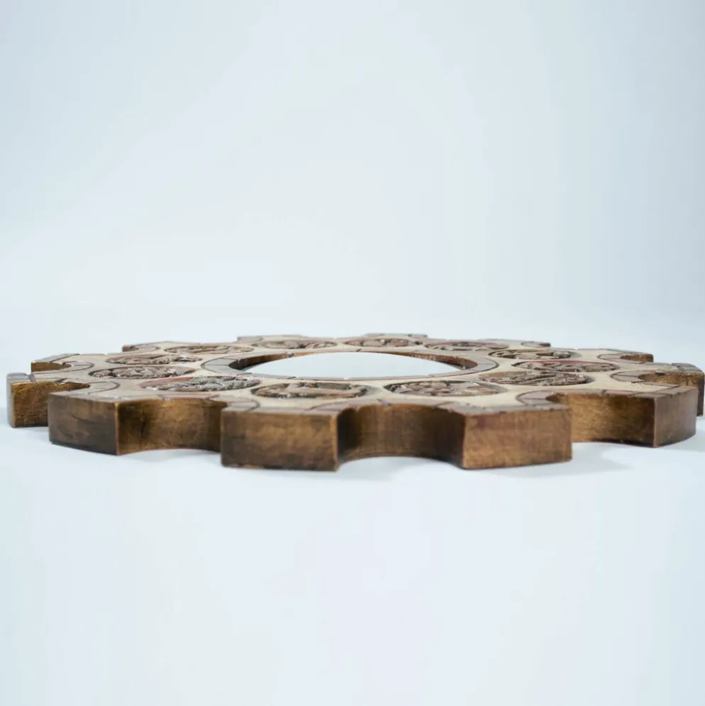 Miroir en forme de soleil du zodiaque espagnol avec cadre en bois doré sculpté rouge, Arnolfini, années 1950.