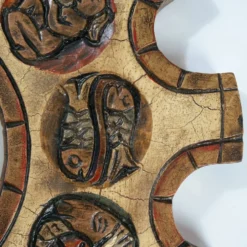 Miroir en forme de soleil du zodiaque espagnol avec cadre en bois doré sculpté rouge, Arnolfini, années 1950.
