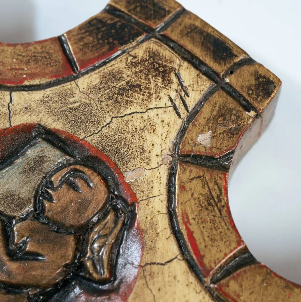 Miroir en forme de soleil du zodiaque espagnol avec cadre en bois doré sculpté rouge, Arnolfini, années 1950.