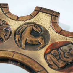 Miroir en forme de soleil du zodiaque espagnol avec cadre en bois doré sculpté rouge, Arnolfini, années 1950.