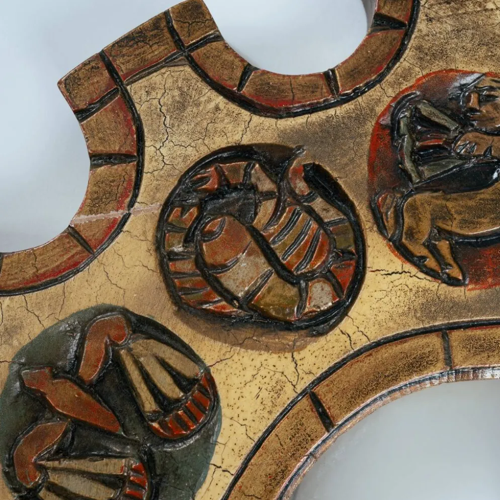 Miroir en forme de soleil du zodiaque espagnol avec cadre en bois doré sculpté rouge, Arnolfini, années 1950.