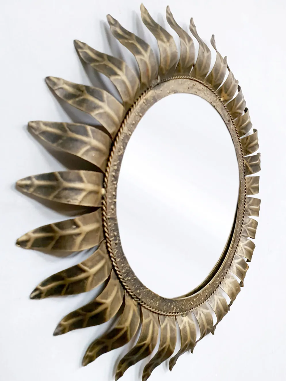 Miroir en forme de soleil en feuille d'or dorée du milieu du siècle français