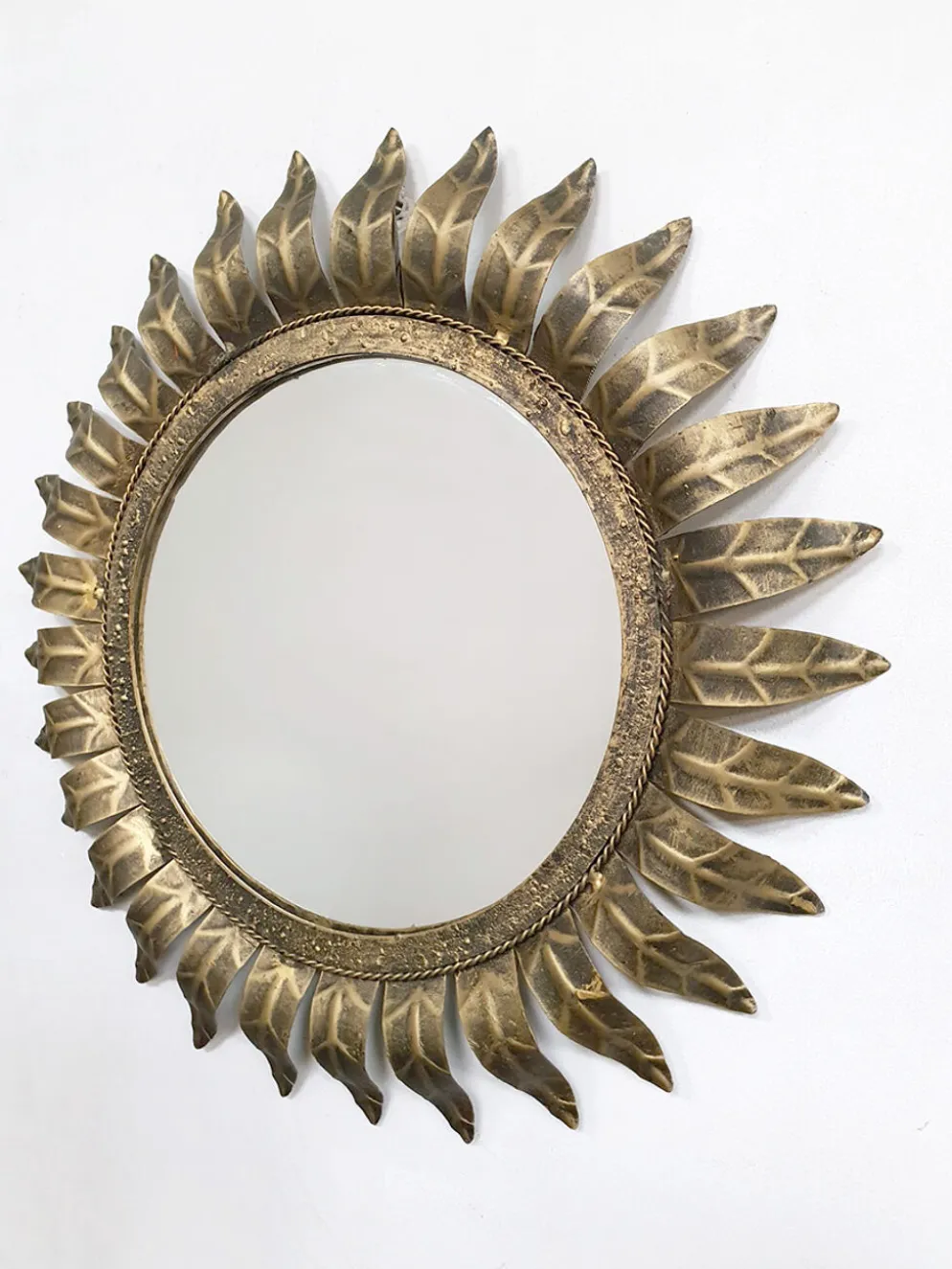 Miroir en forme de soleil en feuille d'or dorée du milieu du siècle français
