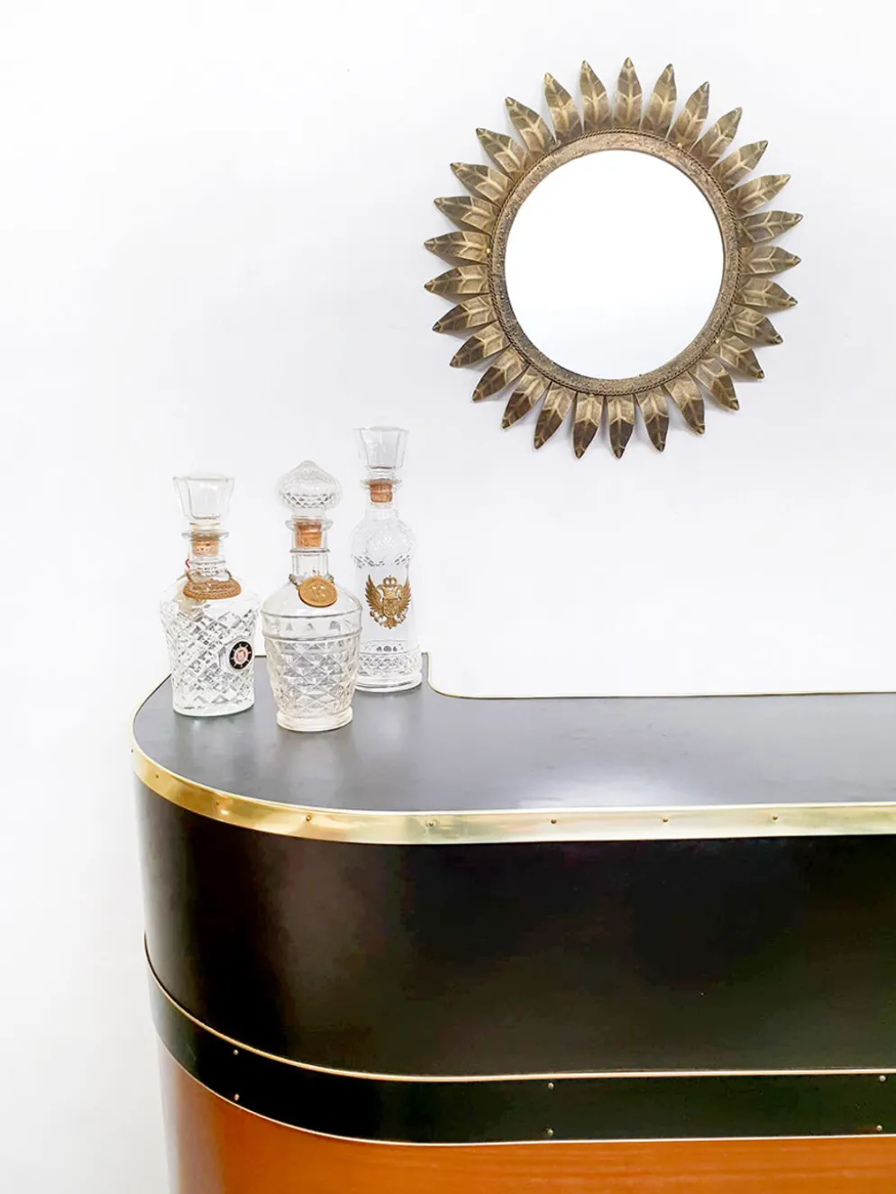 Miroir en forme de soleil en feuille d'or dorée du milieu du siècle français