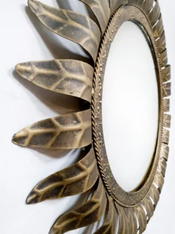 Miroir en forme de soleil en feuille d'or dorée du milieu du siècle français