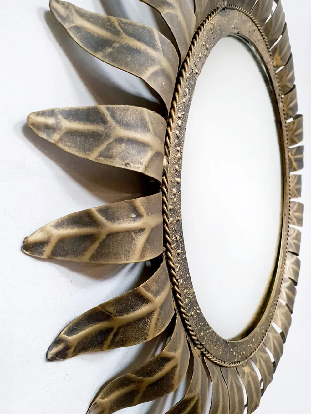 Miroir en forme de soleil en feuille d'or dorée du milieu du siècle français