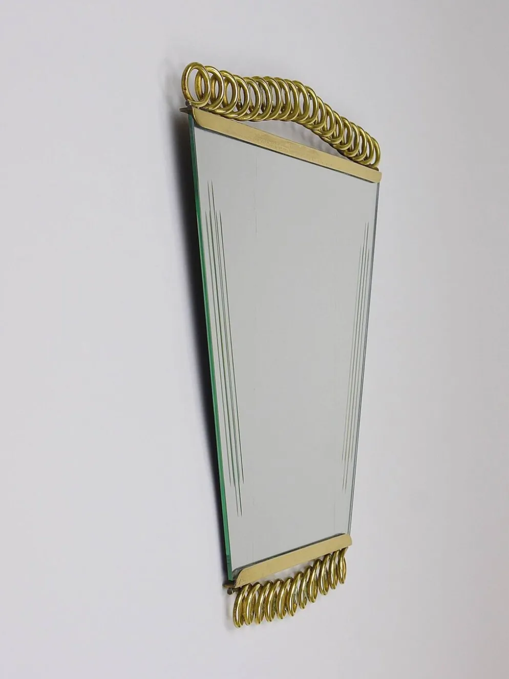 Miroir en laiton à décor de boucles attribué à Josef Frank, Autriche, années 1950
