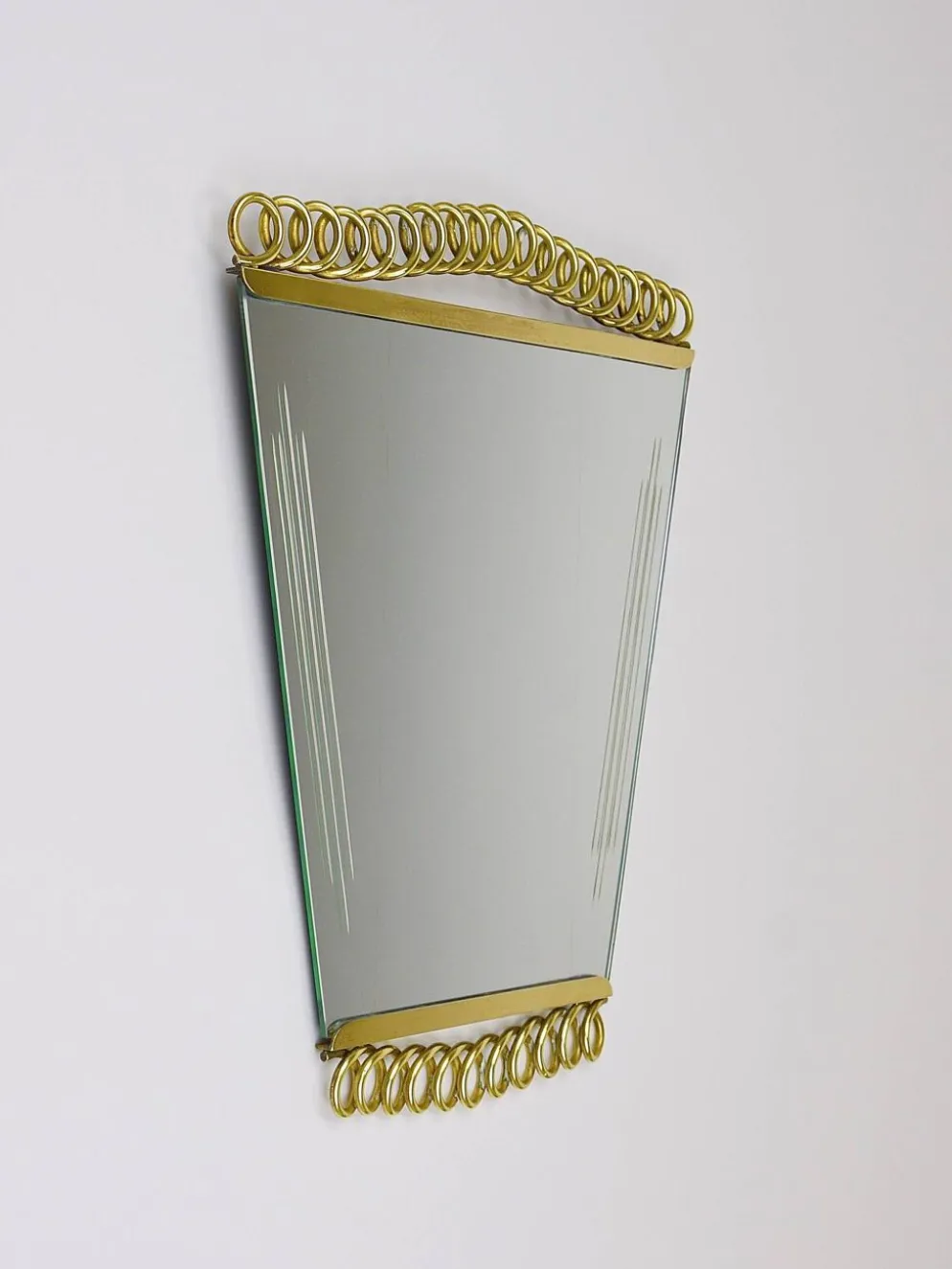 Miroir en laiton à décor de boucles attribué à Josef Frank, Autriche, années 1950