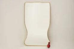 Miroir en laiton doré dans le style de Gio Ponti et des années 1980.