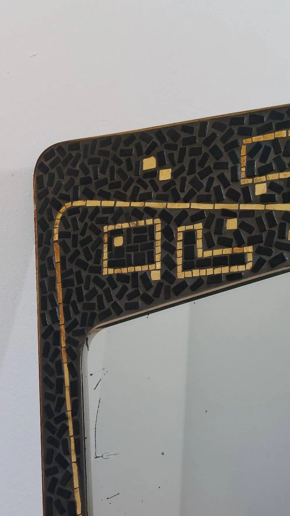 Miroir en laiton et mosaïque patiné, milieu XXème