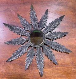 Miroir en métal à décor de feuillage