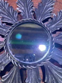 Miroir en métal à décor de feuillage