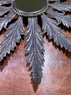 Miroir en métal à décor de feuillage