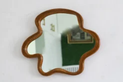 Miroir en osier de forme oranique