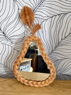 Miroir en osier tressé forme poire