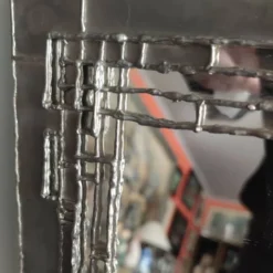 Miroir en étain sur support bois de style brutaliste
