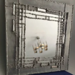 Miroir en étain sur support bois de style brutaliste