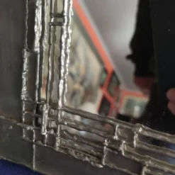 Miroir en étain sur support bois de style brutaliste