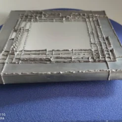 Miroir en étain sur support bois de style brutaliste