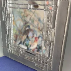 Miroir en étain sur support bois de style brutaliste