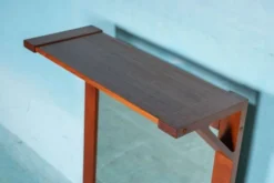 Miroir en teck danois avec étagère pour chapeaux des années 1960.
