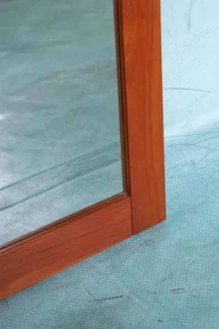 Miroir en teck danois avec étagère pour chapeaux des années 1960.