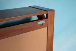 Miroir en teck danois avec étagère pour chapeaux des années 1960.