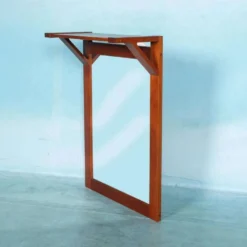 Miroir en teck danois avec étagère pour chapeaux des années 1960.
