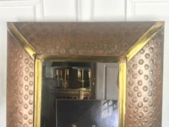 Miroir en tôle et cuivre repoussé des années 70 - 52 cm x 33 cm