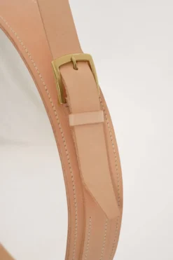 Miroir fait main de style J. Adnet en cuir végétal tanné naturel, ø 58 cm