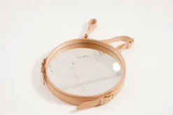 Miroir fait main de style J. Adnet en cuir végétal tanné naturel, ø 58 cm