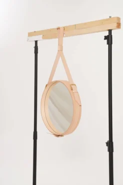 Miroir fait main de style J. Adnet en cuir végétal tanné naturel, ø 58 cm