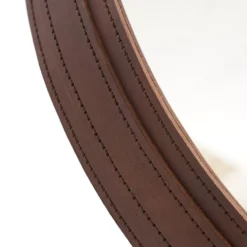 Miroir fait main de style J. Adnet en cuir végétal tanné marron, ø 45 cm