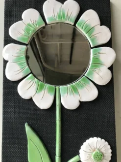 Miroir fleur en céramique.